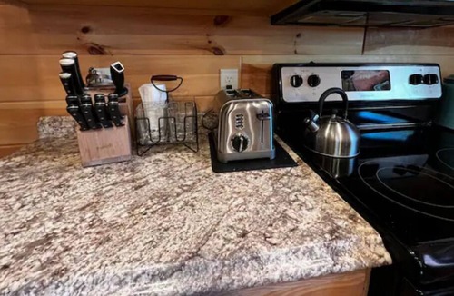 Cleveland Cabin | “Carpe Diem” cabin/ w studio/koi pond/ 9 acres