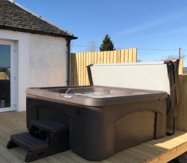 Beith House | Carriage Cottage Hot Tub