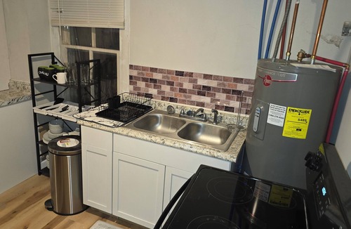 Fayette Condo | Carriage House by CMU - Lower Condo - Kitchen, King Bed, 70" TV Fast WiFi & AC