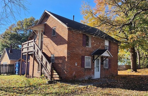 Fayette Condo | Carriage House by CMU - Lower Condo - Kitchen, King Bed, 70" TV Fast WiFi & AC