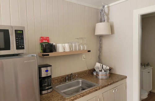 Comfort Apartment | Carriage House - Historical District One Block off High Street