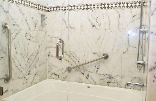 Golden Rectangle Hotel | Carriage House Inn