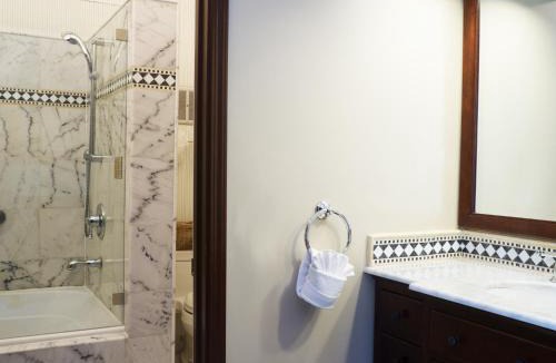 Golden Rectangle Hotel | Carriage House Inn
