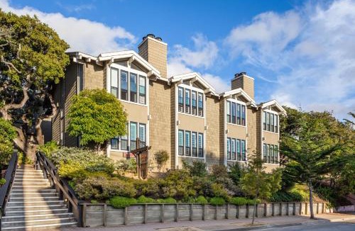 Golden Rectangle Hotel | Carriage House Inn