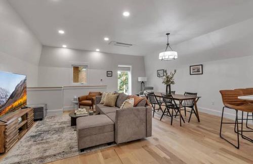 Front Park Apartment | Carriage House Loft - King Bed and Garage Parking