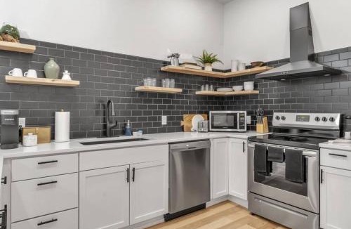 Front Park Apartment | Carriage House Loft - King Bed and Garage Parking