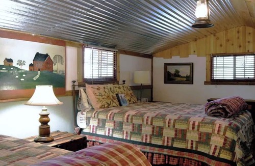 Glen Rose Cabin | Carriage House. River Cabin. Sleeps 4