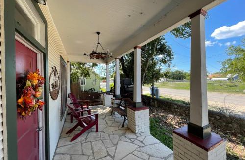 Pipe Creek Hotel | Carriage Inn Bandera Suite 2