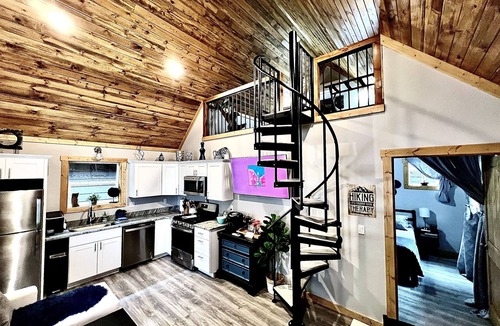 Riggins Cabin | Carrie On Inn with River View