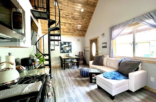 Riggins Cabin | Carrie On Inn with River View