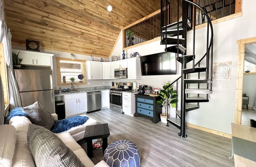 Riggins Cabin | Carrie On Inn with River View