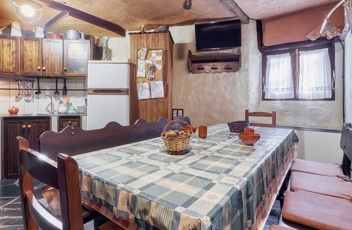 Odollo House | Carriles Romanos – Country House for 8 in León, Mountain Views, Pool & Terrace