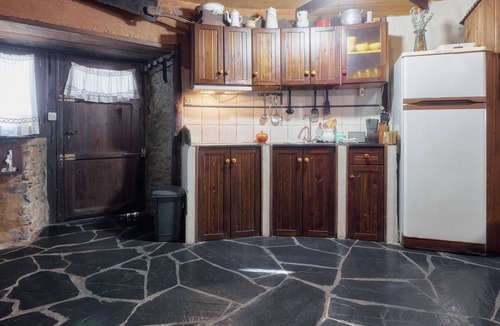Odollo House | Carriles Romanos – Country House for 8 in León, Mountain Views, Pool & Terrace