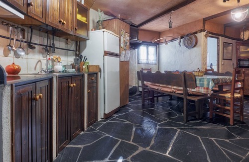 Odollo House | Carriles Romanos – Country House for 8 in León, Mountain Views, Pool & Terrace