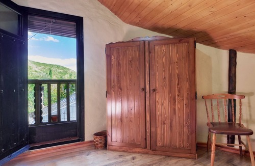 Odollo House | Carriles Romanos – Country House for 8 in León, Mountain Views, Pool & Terrace