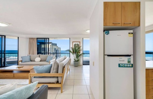 Main Beach Apartment | Carrington Getaway - Ocean Views, WiFi & Parking