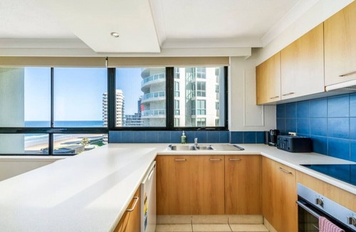 Main Beach Apartment | Carrington Getaway - Ocean Views, WiFi & Parking