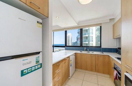 Main Beach Apartment | Carrington Getaway - Ocean Views, WiFi & Parking