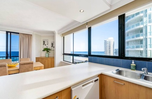 Main Beach Apartment | Carrington Getaway - Ocean Views, WiFi & Parking