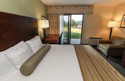Fairfield Hotel | Carroll Valley Accessible | King Room + Golf Views