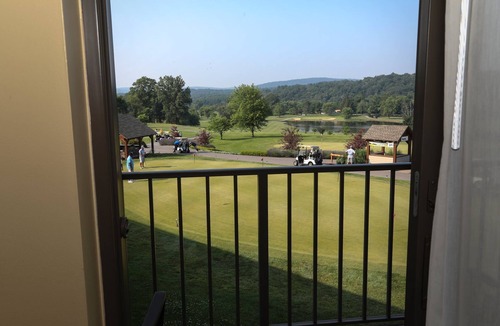 Fairfield Hotel | Carroll Valley Accessible | King Room + Golf Views