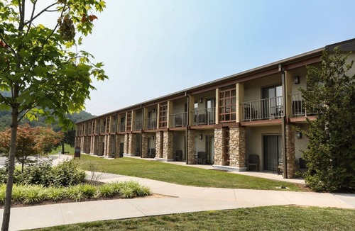 Fairfield Hotel | Carroll Valley Accessible | King Room + Golf Views