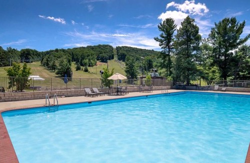 Fairfield Hotel | Carroll Valley Accessible | King Room + Golf Views