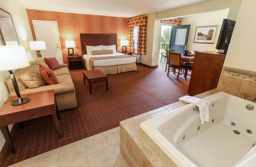 Fairfield Apartment | Carroll Valley Retreat | King Deluxe + Pool & Golf