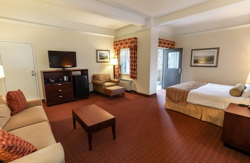 Fairfield Apartment | Carroll Valley Retreat | King Deluxe + Pool & Golf