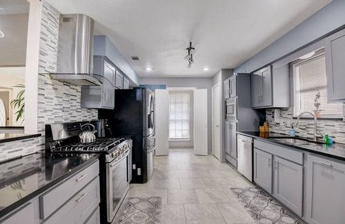 North Central Carrollton House | Carrollton Retreat! 4BD/POOL TABLE *