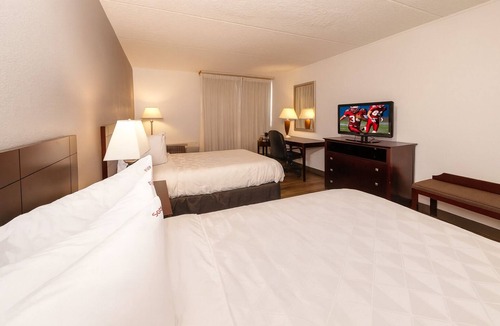 Carteret Hotel | Carteret Getaway! 2 Pet-friendly Units, Free Parking, Onsite Bar, Near The Mills