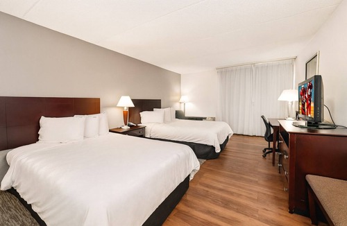Carteret Hotel | Carteret Getaway! 2 Pet-friendly Units, Free Parking, Onsite Bar, Near The Mills