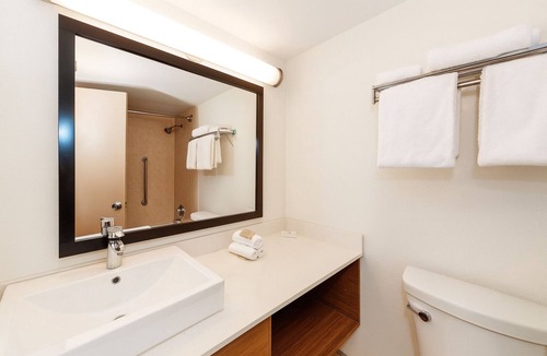 Carteret Hotel | Carteret Getaway! 2 Pet-friendly Units, Free Parking, Onsite Bar, Near The Mills