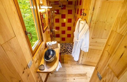 Lamothe-Fenelon Cabin | Cartoon hut with spa in the trees