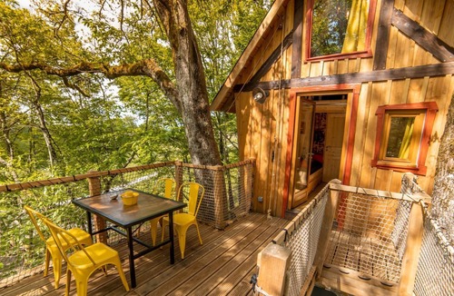 Lamothe-Fenelon Cabin | Cartoon hut with spa in the trees