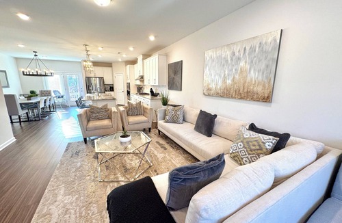 Cary House | Cary RTP Lux-6/7 Beds, 2 King Beds, 3.5 Bath-Pool