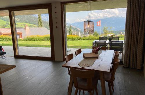 Flims Apartment | Casa Admisa, spektakuläre Aussicht, Ski in and out, hochwertige Einrichtung, Valserstein und Eiche