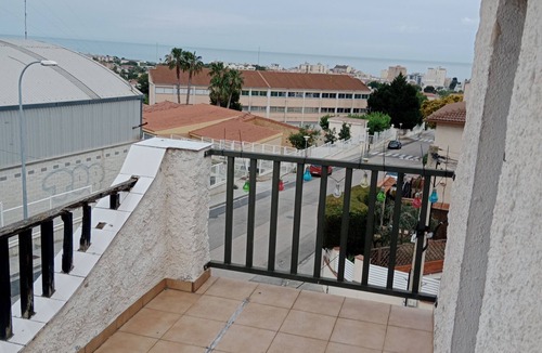 Torredembarra House | Casa Adosada con Piscina Comunitaria y Jardín a 5 Minutos en Coche de las Playas