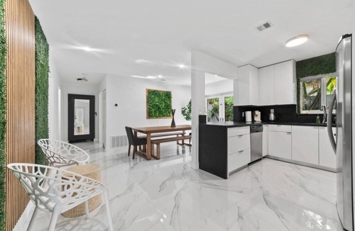 North Central Hollywood House | Casa agape | waterfront peaceful retreat
