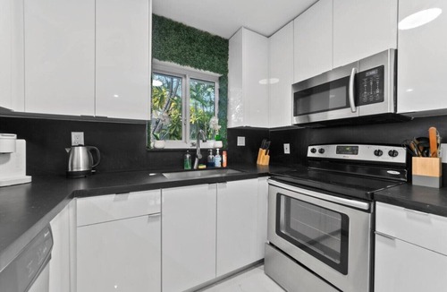 North Central Hollywood House | Casa agape | waterfront peaceful retreat