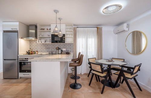 Sacromonte Apartment | Casa al Andalus: Chic, Serene & Posh City Center Pad with WiFi and air conditioning!