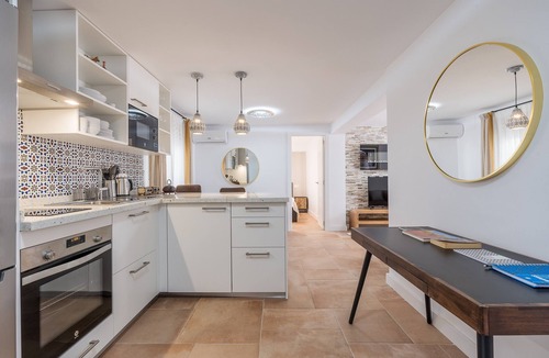 Sacromonte Apartment | Casa al Andalus: Chic, Serene & Posh City Center Pad with WiFi and air conditioning!