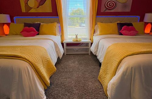 Temple House | Casa Amor Texas A Vibrant Villa near BS&W with King Bed