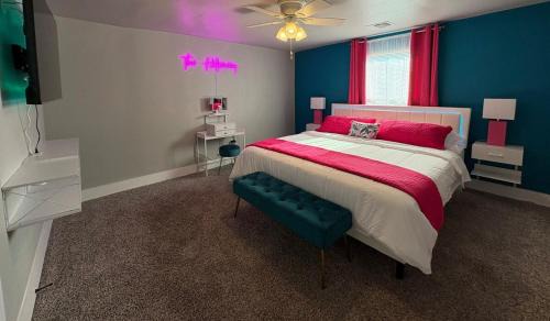 Temple House | Casa Amor Texas A Vibrant Villa near BS&W with King Bed