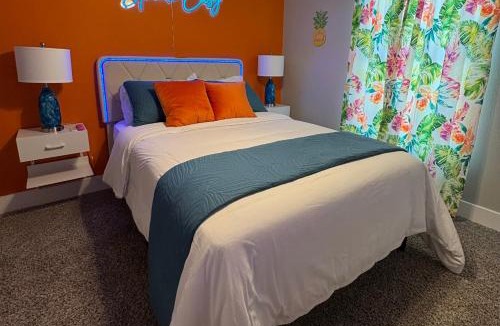 Temple House | Casa Amor Texas A Vibrant Villa near BS&W with King Bed