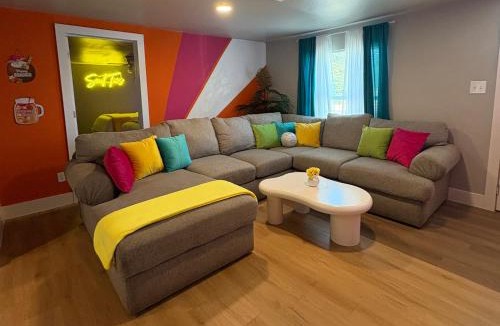 Temple House | Casa Amor Texas A Vibrant Villa near BS&W with King Bed