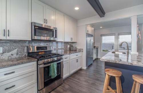 Mayville Villa | Casa Andante - Lakefront Escape