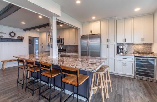 Mayville Villa | Casa Andante - Lakefront Escape