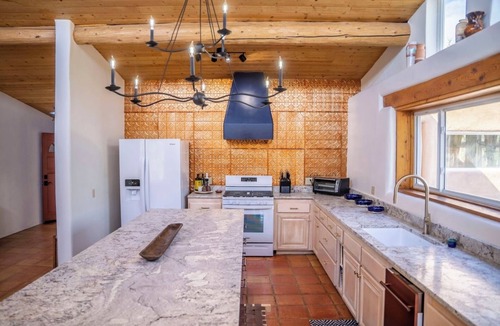 Valdez House | Casa Angel - 3 Bedroom Pet Friendly Home with Amazing Valley and Mountain Views