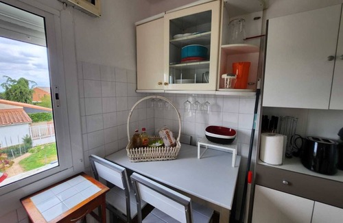 Lardero House | Casa Azul, breathes tranquility with swimming pool, barbecue and a large garden.